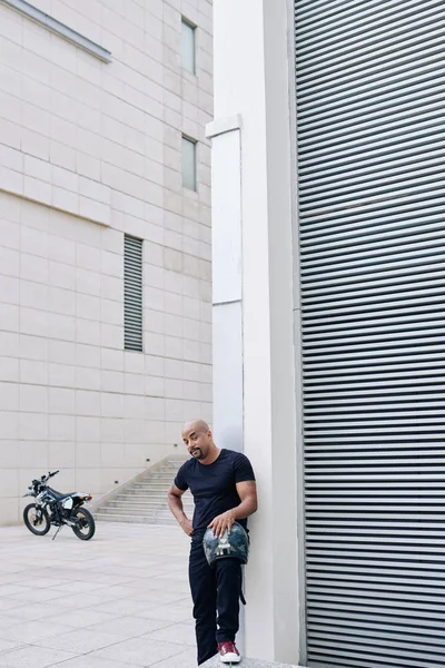 Hombre Guapo Positivo Ropa Casual Pie Con Casco Motocicleta Quitado — Foto de Stock