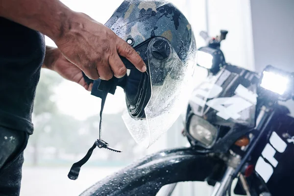 Handen Van Motorrijder Zetten Helm Voor Het Rijden Stad — Stockfoto