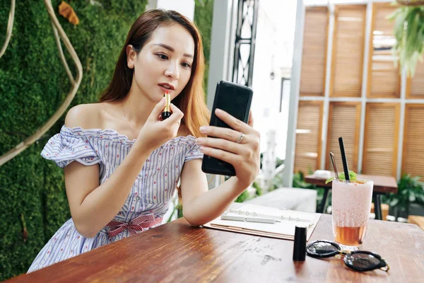 Hermosa Mujer Asiática Joven Sentada Cafetería Utilizando Pantalla Del Teléfono —  Fotos de Stock