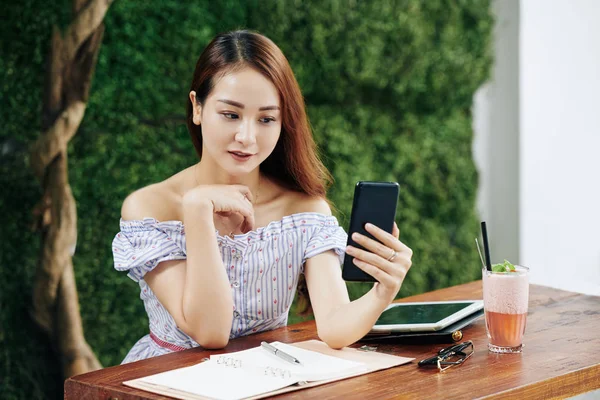 Estudiante Universitaria Vietnamita Revisando Las Redes Sociales Sus Amigas Lugar —  Fotos de Stock