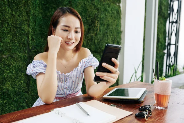 Bella Donna Asiatica Che Legge Messaggi Testo Divertenti Dal Suo — Foto Stock