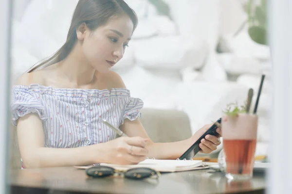 Mujer Vietnamita Bastante Joven Seria Revisando Mensajes Texto Teléfono Inteligente —  Fotos de Stock