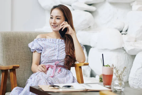 Atractiva Joven Sonriente Con Pelo Largo Sentada Silla Cómoda Cafetería —  Fotos de Stock