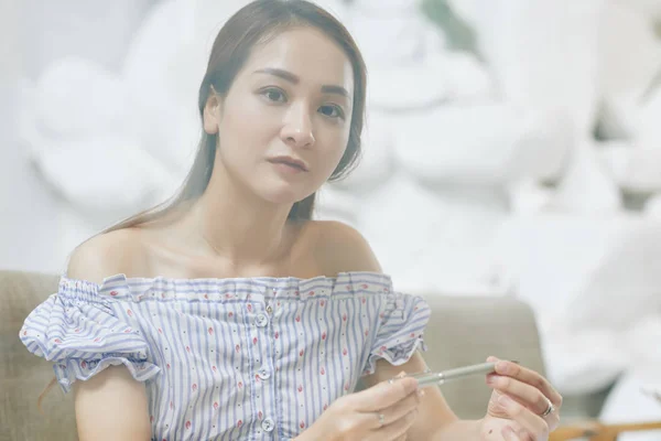 Potret Wanita Muda Vietnam Cantik Yang Serius Dengan Blus Bahu — Stok Foto