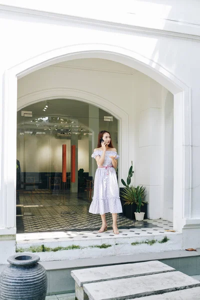 Hübsche Junge Asiatische Frau Steht Auf Der Veranda Des Restaurants — Stockfoto