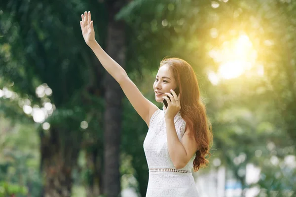 Mulher Vietnamita Jovem Atraente Falando Telefone Acenando Com Mão Tentar — Fotografia de Stock