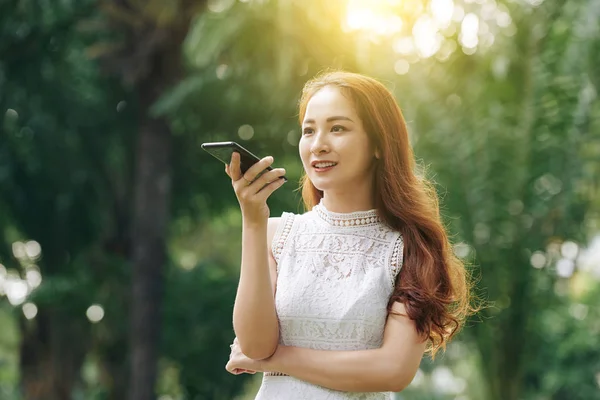 Junge Schöne Vietnamesin Weißem Kleid Steht Sonnigen Tagen Park Und — Stockfoto