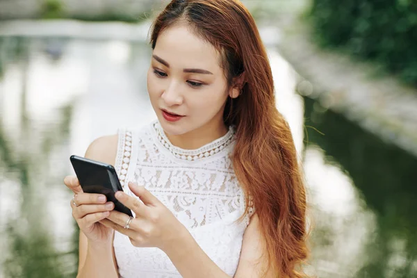 Güzel Genç Vietnamlı Bir Kadın Şehir Parkında Dinlenirken Telefonundan Mesaj — Stok fotoğraf