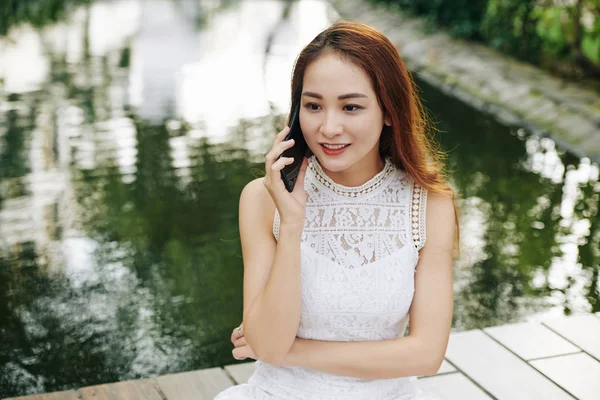 Beautiful Young Vietnamese Woman Sitting Pond Park Talking Phone — 스톡 사진