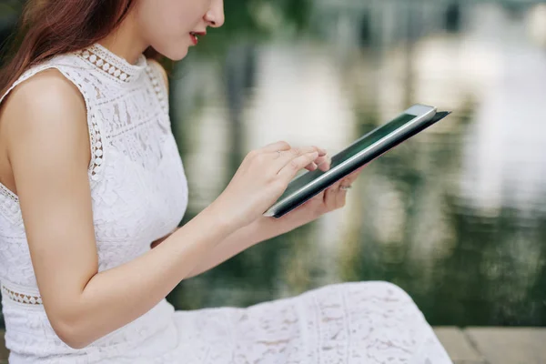 Şehir Parkında Küçük Bir Gölde Otururken Dijital Tablet Üzerinde Çalışan — Stok fotoğraf