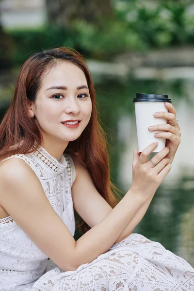 Mulher Vietnamita Muito Jovem Bebendo Xícara Café Copo Descartável Quando — Fotografia de Stock