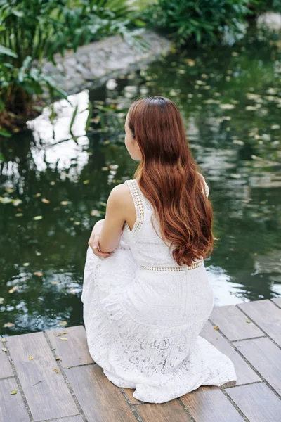 Junge Frau Mit Langen Haaren Sitzt Kleinen Teich Park Und — Stockfoto