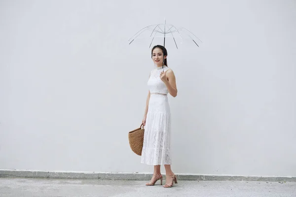 Jovem Mulher Vietnamita Bonita Vestido Renda Branca Livre Com Guarda — Fotografia de Stock