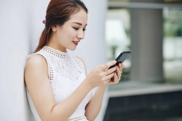 Bastante Joven Sonriente Mujer Asiática Leyendo Mensaje Texto Novio —  Fotos de Stock