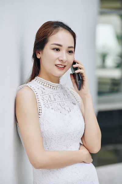 Όμορφη Νεαρή Βιετναμέζα Γυναίκα Λευκό Φόρεμα Δαντέλα Μιλάμε Στο Τηλέφωνο — Φωτογραφία Αρχείου
