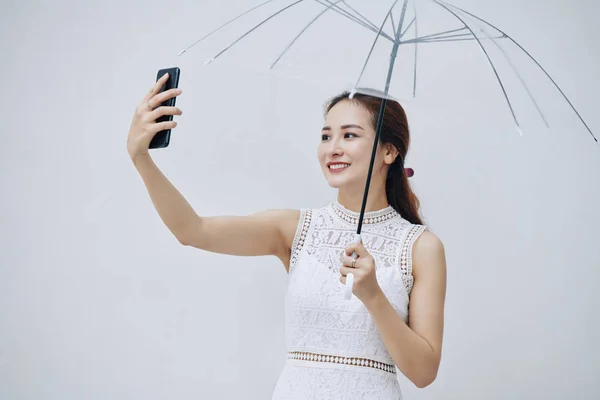 Vrij Jong Aziatisch Vrouw Glimlachen Wanneer Praten Selfie Met Transparant — Stockfoto