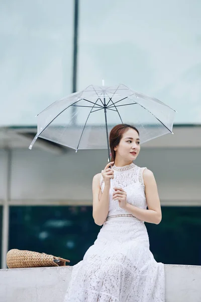 Preciosa Joven Asiática Descansando Aire Libre Con Paraguas Las Manos —  Fotos de Stock