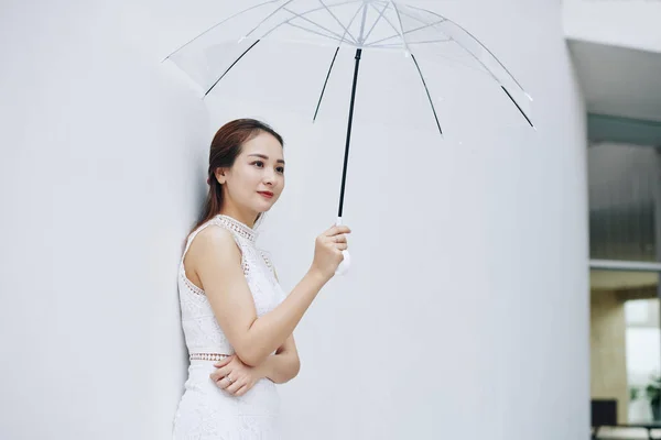 带着透明雨伞的积极年轻貌美的亚洲女人 — 图库照片