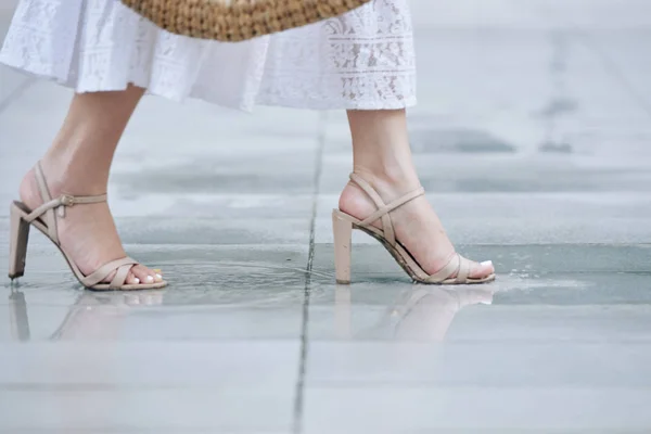 雨天走在城市街道时 脚上穿着米带高跟鞋的女人 — 图库照片