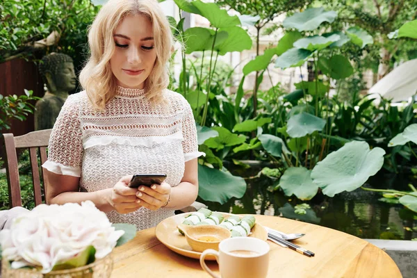 Sonriente Mujer Elegante Comiendo Sabroso Almuerzo Mensajes Texto Amigos Socios — Foto de Stock