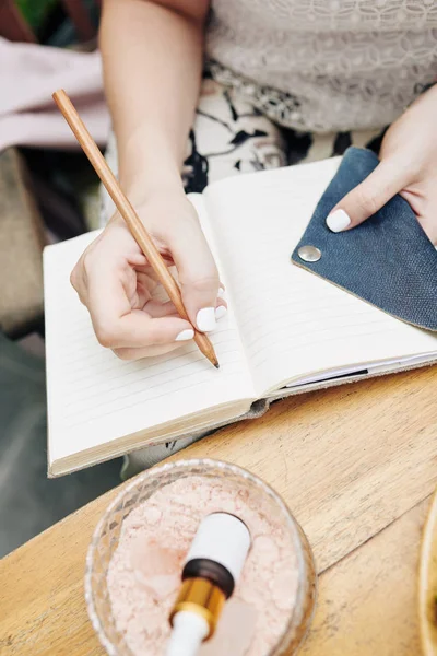 Руки Жінки Підприємця Пишуть Бізнес Плани Блокноті Розробці Бренду Косметики — стокове фото