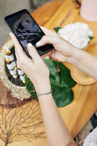 Mãos Gerente Marketing Fotografar Garrafas Com Óleos Orgânicos Essências Para — Fotografia de Stock