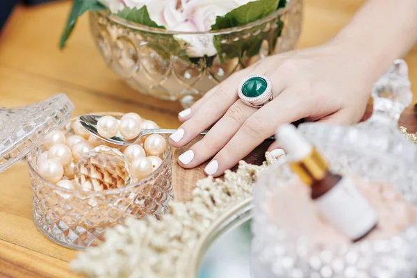 Dłoń Kobiety Biorącej Łyżkę Wielkich Pereł Kryształowego Pudełka Biżuterią — Zdjęcie stockowe
