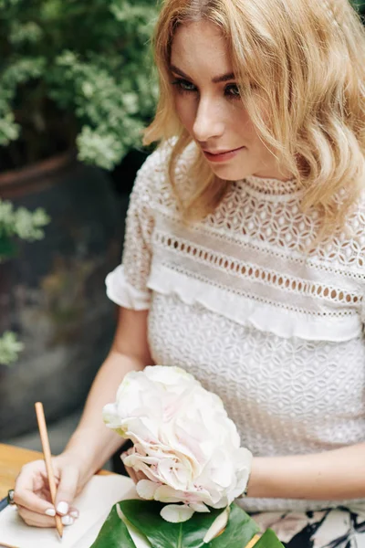 Junge Schöne Blonde Frau Mit Hortensienblume Schreibt Ihr Tagebuch — Stockfoto