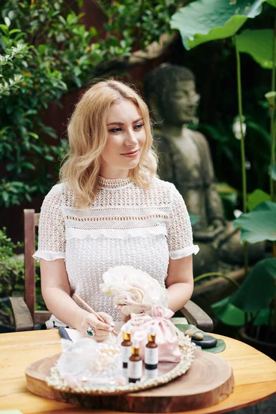 Souriant Belle Jeune Femme Assise Table Dans Cour Arrière Écriture — Photo