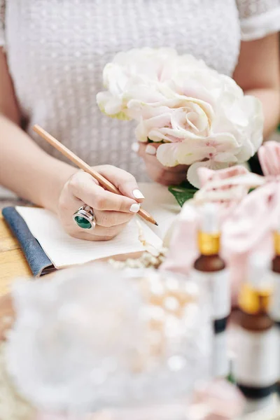 Mani Donna Con Fiori Rosa Chiaro Mano Idee Scrittura Prossima — Foto Stock