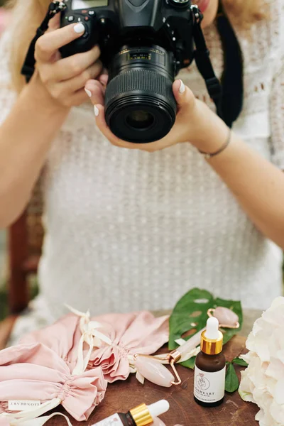 Mulher Fotografando Garrafas Óleos Emulsões Para Mídias Sociais Loja Cosméticos — Fotografia de Stock