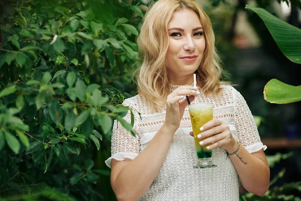 Hermosa Mujer Sonriente Disfrutando Sabrosa Limón Amargo Cóctel Alcohólico Lima — Foto de Stock