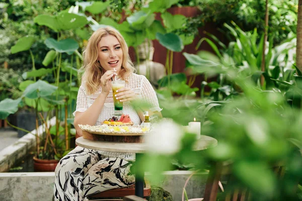 Attractive Smiling Young Woman Drinking Sweet Delicious Cocktail Eating Fruits — Stock Photo, Image