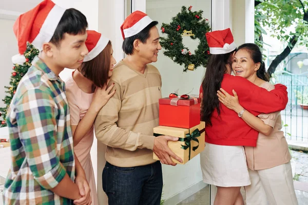 Ευτυχισμένη Οικογένεια Αγκαλιάζει Και Ανταλλάσσει Δώρα Χριστούγεννα — Φωτογραφία Αρχείου