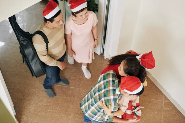 Senior Mulher Vietnamita Abraçando Seus Netos Desejando Feliz Natal Vista — Fotografia de Stock