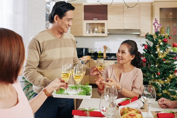 Olgun Vietnamlı Adam Noel Masasında Ailesine Şampanya Kadehleriyle Tepsi Getiriyor — Stok fotoğraf