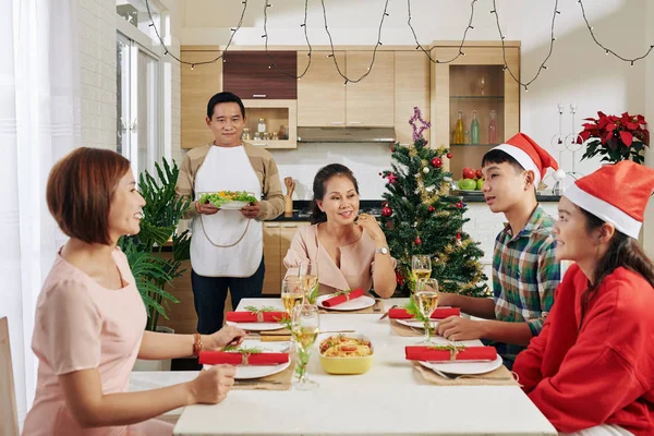 Hombre Vietnamita Maduro Sirviendo Comida Para Cena Familiar Navidad — Foto de Stock