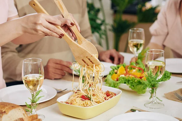 Hands Woman Using Wooden Tools Serve Spaghetti Guests Christmas Dinner — ストック写真