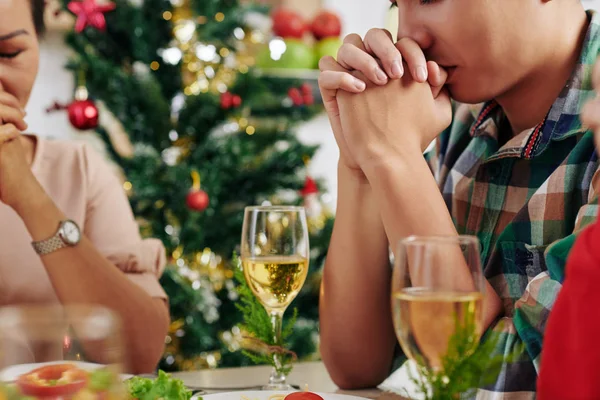 人们在家里吃圣诞大餐前祈祷的图像 — 图库照片