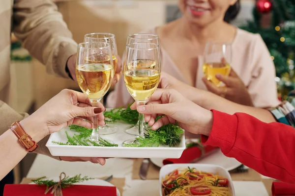 Las Manos Los Invitados Cena Navidad Tomando Copas Champán Forman —  Fotos de Stock