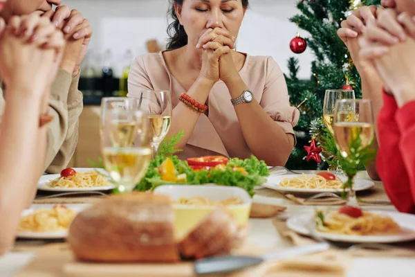 Stor Asiatisk Familj Blundar Och Ber Innan Äter Middag Julafton — Stockfoto