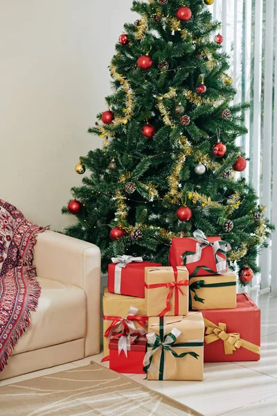 Beautiful Decorated Christmas Tree Holiday Presents Loving Room — ストック写真