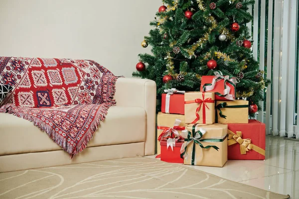 Pile Wrapped Presents Christmas Tree Living Room — ストック写真