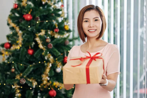 Genç Güzel Asyalı Bir Kadının Portresi Noel Hediyesiyle Ellerini Uzatıyor — Stok fotoğraf