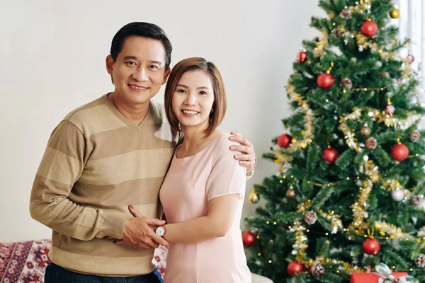 Abrazando Pareja Vietnamita Madura Pie Sala Estar Con Árbol Navidad — Foto de Stock