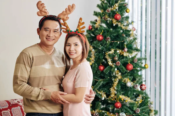 Porträt Eines Lächelnden Asiatischen Ehepaares Das Weihnachten Rentiergeweihe Trägt — Stockfoto