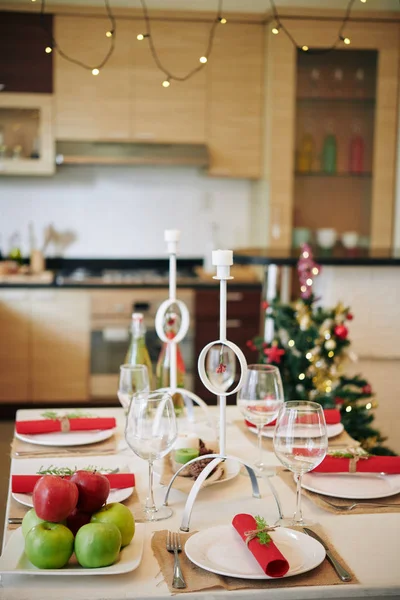 Decorated Christmas Table Candles Plates Silverware — ストック写真