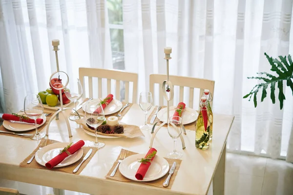 Mesa Cena Decorada Para Celebración Navidad Con Velas Siesta Vajilla —  Fotos de Stock