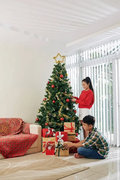 Asiatisk Tonåring Bror Och Syster Dekorera Julgran Och Ordna Högen — Stockfoto