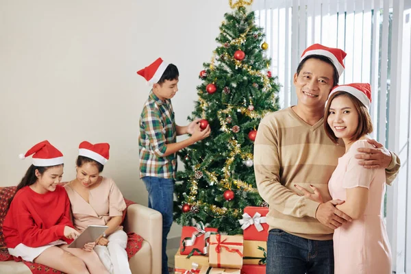 Krama Mogna Vietnamesiska Par Fira Jul Hemma Med Sin Familj — Stockfoto